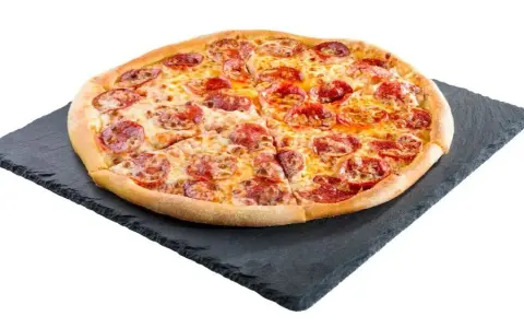 Ile cm ma pizza XXL w Domino's? Sprawdź jej ogromny rozmiar!