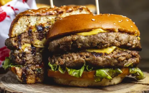 Burgery wołowe jak zrobić - sekrety idealnych domowych burgerów