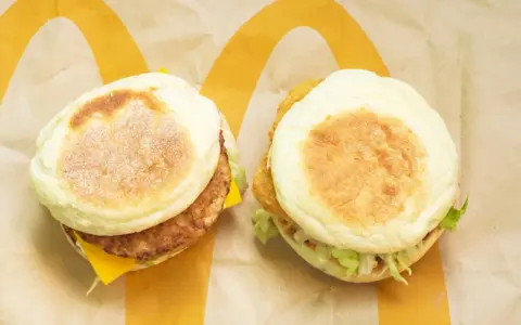 Dwa muffiny z wieprzowiną i serem, jeden z chrupiącym kotletem, drugi z panierowanym. Pyszna kajzerka wieprzowa deluxe kcal.