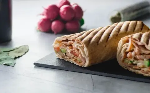 Kebab w bułce czy tortilla – co wybrać dla zdrowszego posiłku?