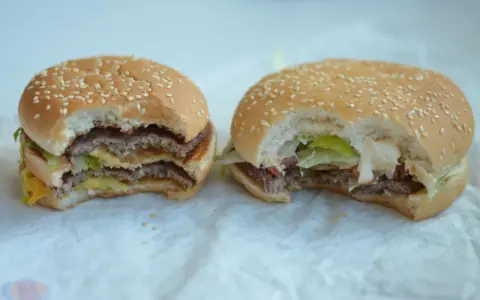 Burger King czy McDonald's – który fast food naprawdę wygrywa?
