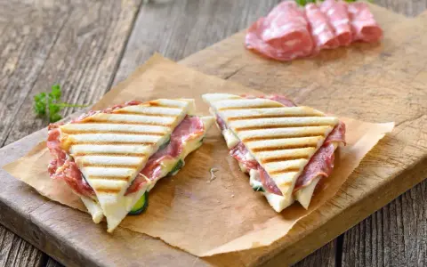 Dwa pyszne, grillowane panini z salami i serem, idealne na szybki lunch. Co to panini? To właśnie takie cuda!