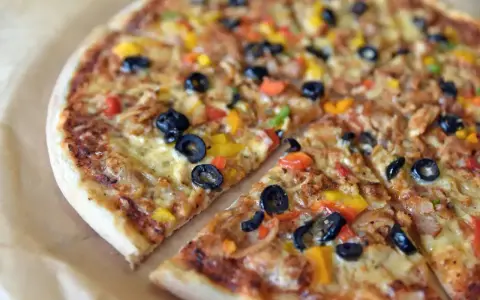 Pyszna pizza z oliwkami, papryką i serem. To jest właśnie to, co to jest pizza – idealna na każdą okazję!