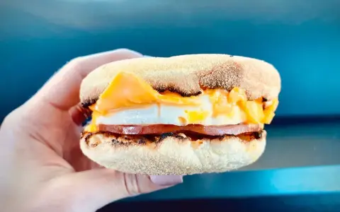 Mcmuffin farmerski z jajkiem, serem i szynką. Idealny na szybkie śniadanie, choć warto sprawdzić jego kcal.