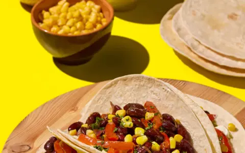 Fajitas co to? Pyszne tortille z fasolą, kukurydzą i papryką, gotowe do jedzenia.