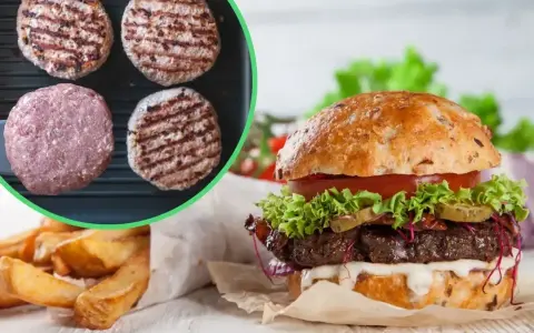Pyszne hamburgery z Biedronki, soczyste mięso na grillu i chrupiące frytki. Idealny posiłek na szybki obiad.
