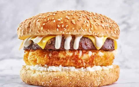 Pyszny burger z serem cheddar, chrupiącym kotletem i białym serem. Idealny, jaki ser do drwala!