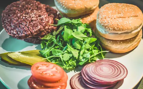 Jak łatwo przygotować gotowe hamburgery z Biedronki w domu
