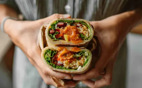 Pyszny wrap z durum tortilli, wypełniony ryżem, fasolą, warzywami i sosem.