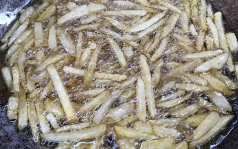 Czy mrożone frytki można smażyć na patelni? Oto skuteczne metody