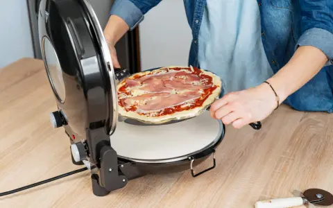 Jak idealnie piec pizzę Donatello: temperatura i czas pieczenia