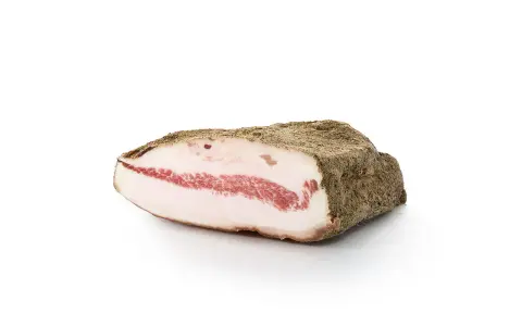 Kawałek guanciale z widocznym pasmem czerwonego mięsa i białej słoniny, otoczony przyprawami.