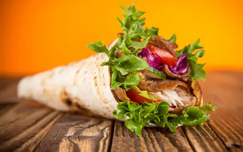 Z jakiego mięsa jest kebab? Odkryj różnorodność smaków i rodzajów