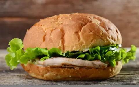 Pyszny chicken burger z chrupiącą sałatą. Idealny na szybki posiłek, z umiarem można cieszyć się jego smakiem i zawartością kcal.