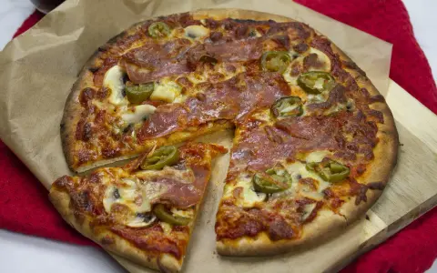 Pyszna pizza z salami, jalapeno i pieczarkami, idealna na wieczór filmowy. Ta **spinata** wygląda apetycznie!