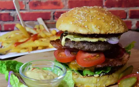 Jaką sałatę do burgera wybrać, aby nie zwiędła pod wpływem ciepła?