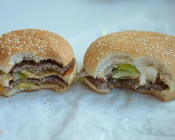 Burger King czy McDonald's – który fast food naprawdę wygrywa?