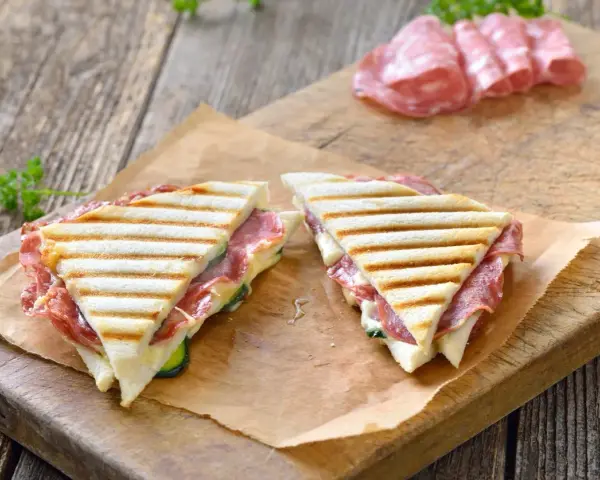 Dwa pyszne, grillowane panini z salami i serem, idealne na szybki lunch. Co to panini? To właśnie takie cuda!