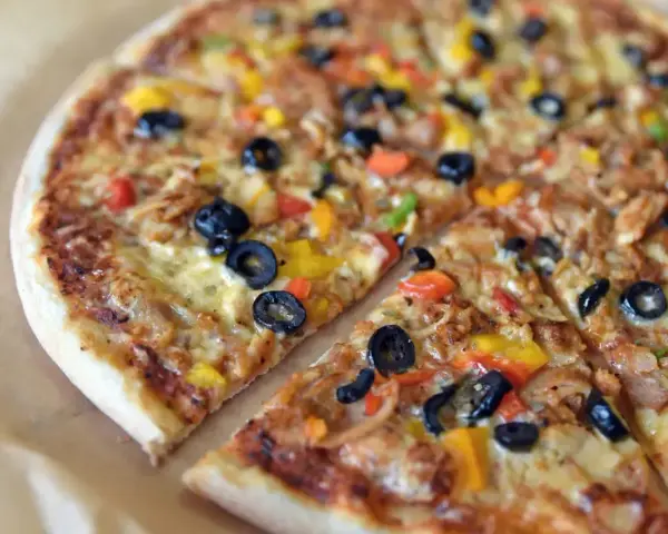 Pyszna pizza z oliwkami, papryką i serem. To jest właśnie to, co to jest pizza – idealna na każdą okazję!