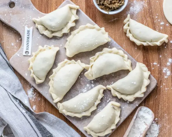 Surowe pielmieni i chinkali czekają na gotowanie. Ręcznie robione pierożki z ciasta i farszu.