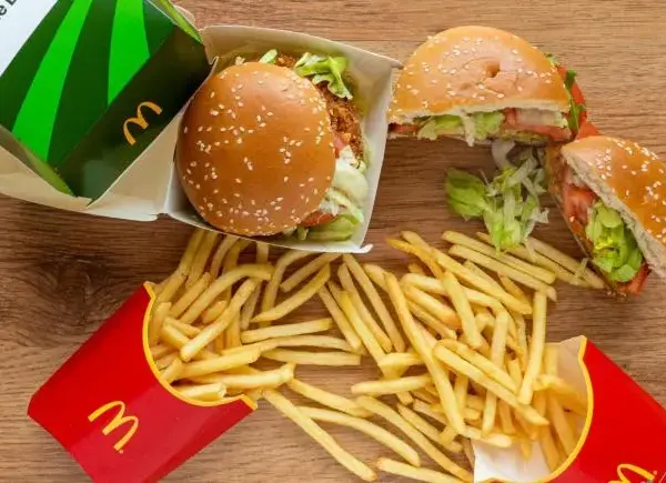 Ile kosztuje veggie burger w McDonald's? Zaskakujące ceny w Polsce
