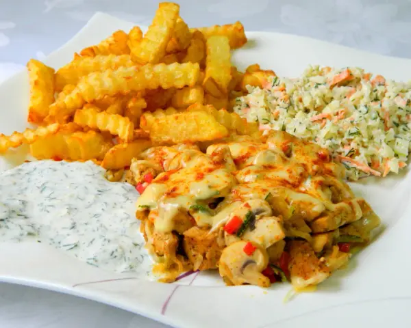 Pyszna shoarma drobiowa z serem, chrupiącymi frytkami, surówką i sosem.