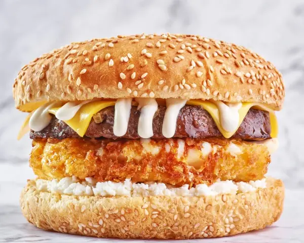 Pyszny burger z serem cheddar, chrupiącym kotletem i białym serem. Idealny, jaki ser do drwala!