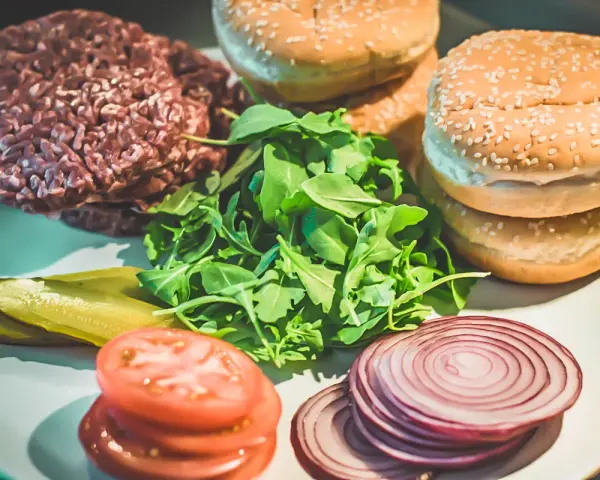 Jak łatwo przygotować gotowe hamburgery z Biedronki w domu