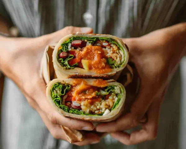 Pyszny wrap z durum tortilli, wypełniony ryżem, fasolą, warzywami i sosem.