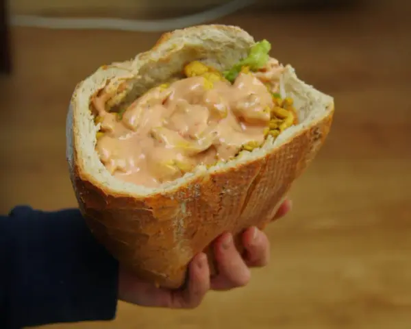 Pyszny kebab na grubym, wypełniony soczystym mięsem i kremowym sosem, czeka na Ciebie.