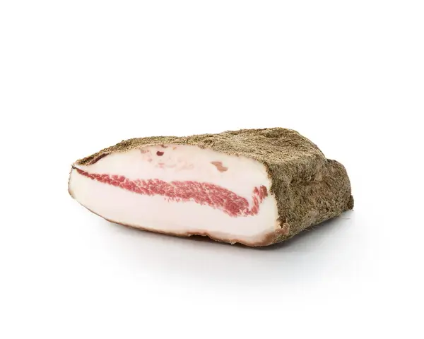 Kawałek guanciale z widocznym pasmem czerwonego mięsa i białej słoniny, otoczony przyprawami.