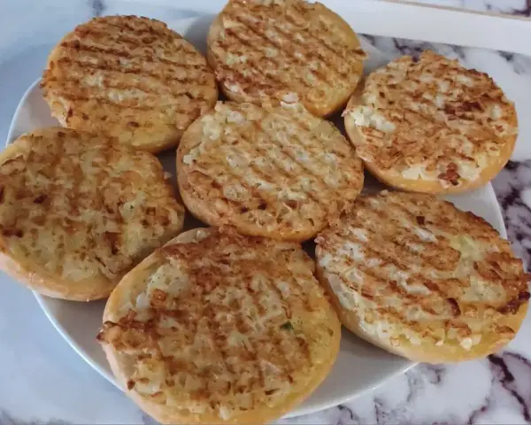 Jak podgrzać bułki do hamburgerów w piekarniku, aby były chrupiące