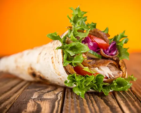 Z jakiego mięsa jest kebab? Odkryj różnorodność smaków i rodzajów