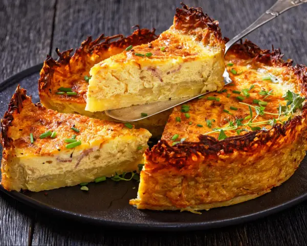 Quiche to pyszne danie z jajek, śmietany i dodatków, zapiekane w kruchym cieście. Ten wygląda apetycznie!