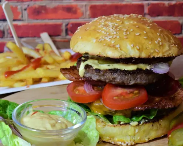 Jaką sałatę do burgera wybrać, aby nie zwiędła pod wpływem ciepła?