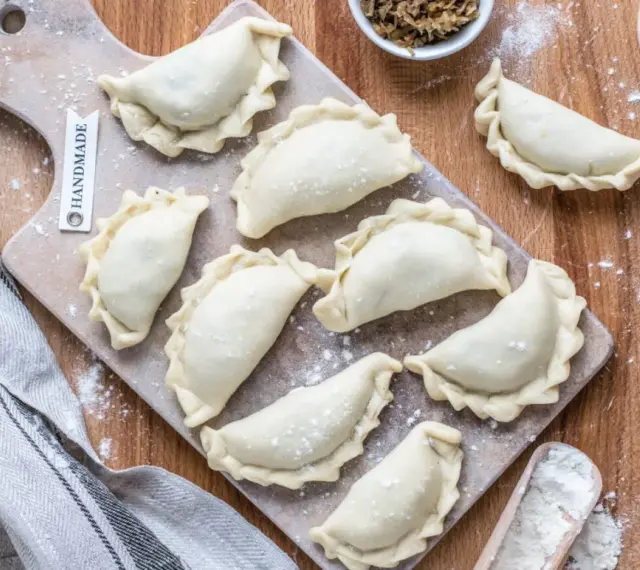 Surowe pielmieni i chinkali czekają na gotowanie. Ręcznie robione pierożki z ciasta i farszu.