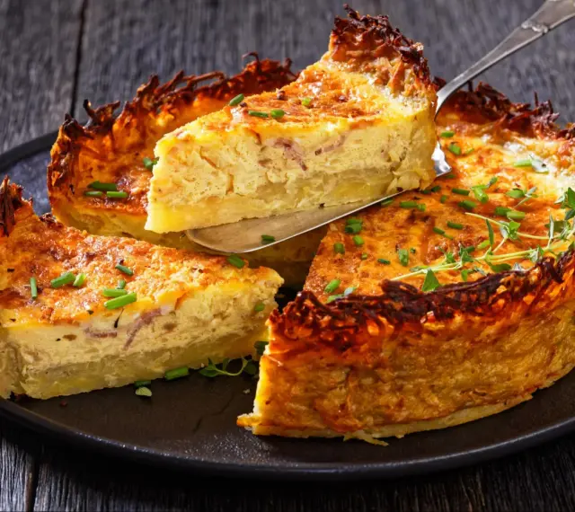 Quiche to pyszne danie z jajek, śmietany i dodatków, zapiekane w kruchym cieście. Ten wygląda apetycznie!