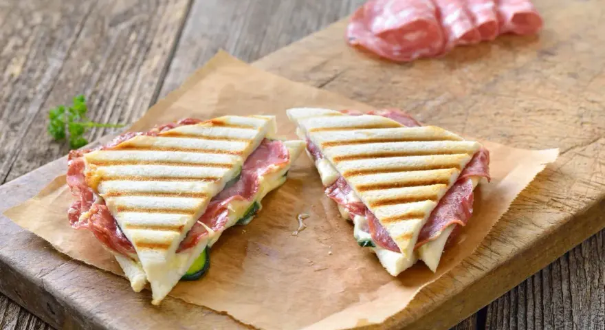 Dwa pyszne, grillowane panini z salami i serem, idealne na szybki lunch. Co to panini? To właśnie takie cuda!
