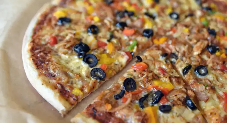 Pyszna pizza z oliwkami, papryką i serem. To jest właśnie to, co to jest pizza – idealna na każdą okazję!