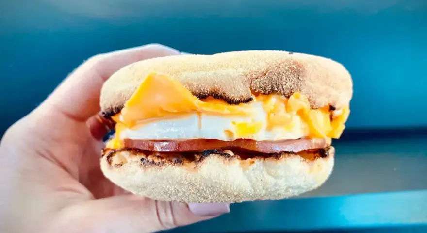 Mcmuffin farmerski z jajkiem, serem i szynką. Idealny na szybkie śniadanie, choć warto sprawdzić jego kcal.