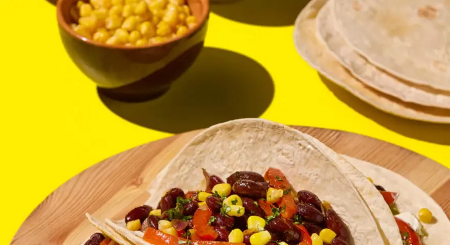 Fajitas co to? Pyszne tortille z fasolą, kukurydzą i papryką, gotowe do jedzenia.