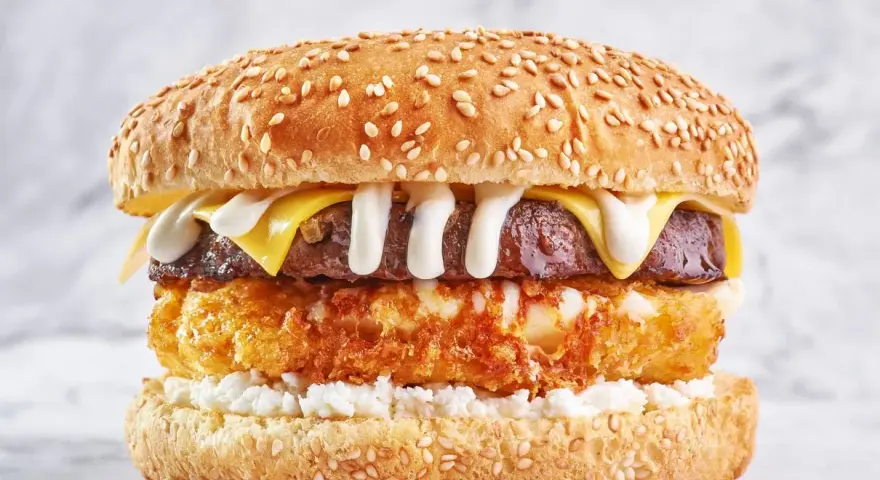 Pyszny burger z serem cheddar, chrupiącym kotletem i białym serem. Idealny, jaki ser do drwala!