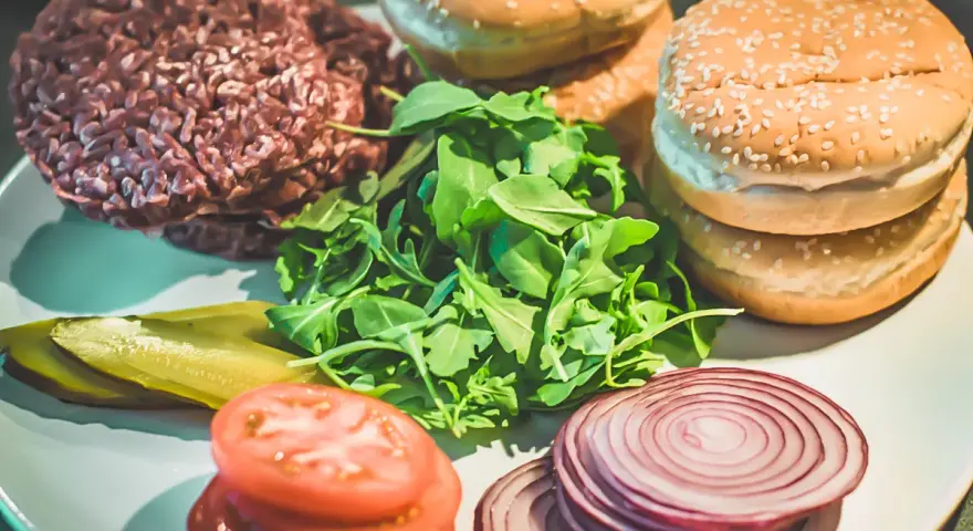 Jak łatwo przygotować gotowe hamburgery z Biedronki w domu