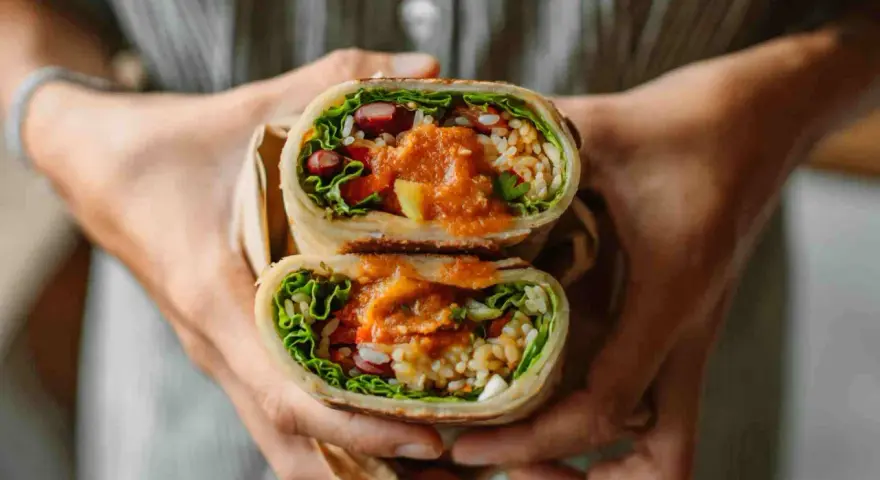 Pyszny wrap z durum tortilli, wypełniony ryżem, fasolą, warzywami i sosem.