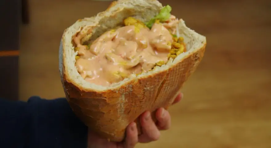 Pyszny kebab na grubym, wypełniony soczystym mięsem i kremowym sosem, czeka na Ciebie.