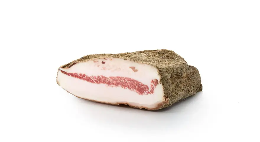 Kawałek guanciale z widocznym pasmem czerwonego mięsa i białej słoniny, otoczony przyprawami.
