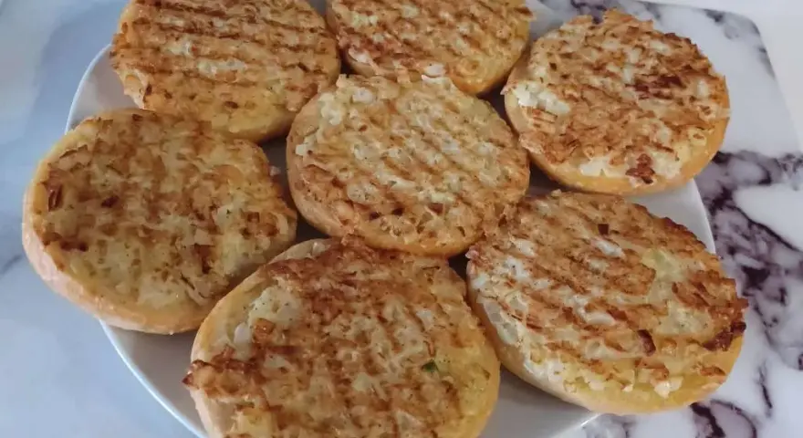 Jak podgrzać bułki do hamburgerów w piekarniku, aby były chrupiące