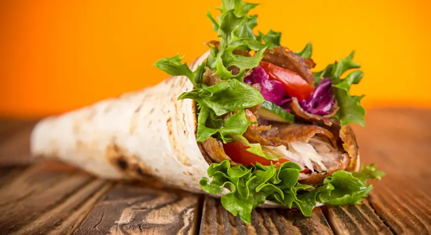 Z jakiego mięsa jest kebab? Odkryj różnorodność smaków i rodzajów