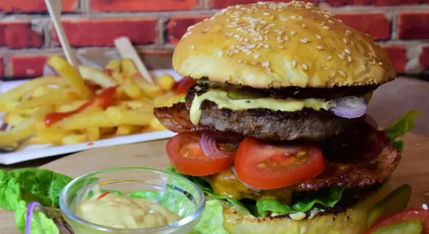 Jaką sałatę do burgera wybrać, aby nie zwiędła pod wpływem ciepła?