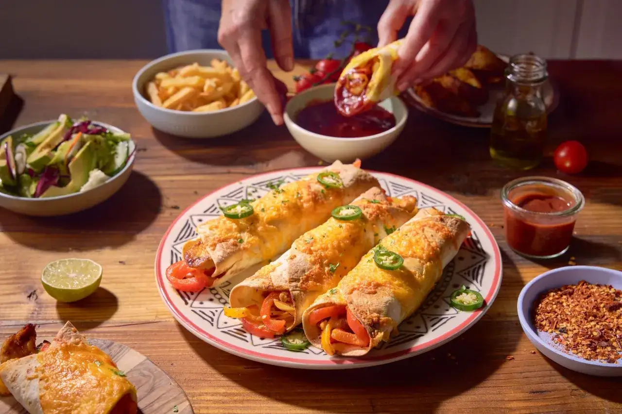 Fajitas co to? Pyszne, zapieczone tortille z warzywami i serem, podane z frytkami i salsą. Idealne na szybki obiad.